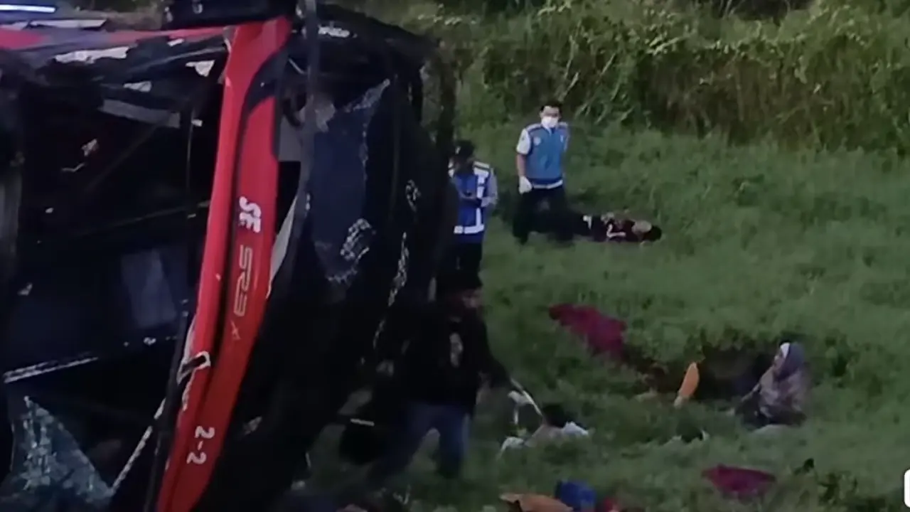 Tragedi Maut di Tol JMKT: Bus Halmahera Terbalik Usai Hantam Pikap, 4 Penumpang Tewas