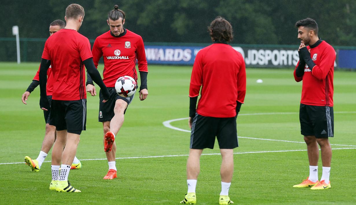 Pemain Wales, Gareth Bale (2 kiri) berlatih bersama timnya sebelum melawan Moldova pada kualifikasi piala Dunia 2018 di  The Vale Resort, Hensol, Vale of Glamorgan, Wales (31/8/16) (Action Images via Reuters/Matthew Childs)