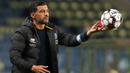 Pelatih FC Porto, Sergio Conceicao, memperhatikan timnya saat melawan Maritimo pada laga lanjutan Liga Portugal di Dragao Stadium, Porto, Kamis (10/6/2020) waktu setempat. Porto menang tipis 1-0 atas Maritimo. (AFP/Jose Coelho/Pool)