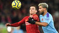 Bek Liverpool, Andrew Robertson berebut bola dengan striker Manchester City, Sergio Aguero dalam pertandingan pekan ke-12 Liga Inggris 2019-2020 di Anfield, Minggu (10/11/2019). Liverpool menghabisi Man City dengan skor cukup telak 3-1. (Paul ELLIS / AFP)