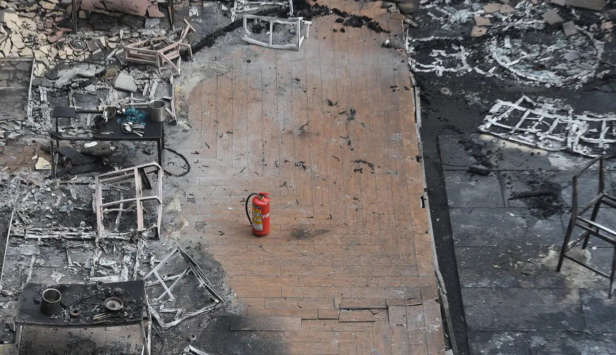 Kondisi restoran yang rusak parah setelah hangus terbakar di Mumbai, India (29/12). Restoran yang populer di India tersebut ludes terbakar dan mengakibatkan 15 orang tewas. (AFP Photo/Indranil Mukhrejee)