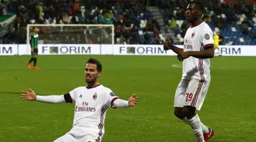 Gelandang AC Milan, Suso (kiri) melakukan selebrasi usai mencetak gol ke gawang Sassuolo pada lanjutan Liga Serie A Italia di Stadion Mapei di Reggio Emilia (5/11). Milan menang dengan skor 2-0 atas Sassuolo. (Elisabetta Baracchi / ANSA via AP)