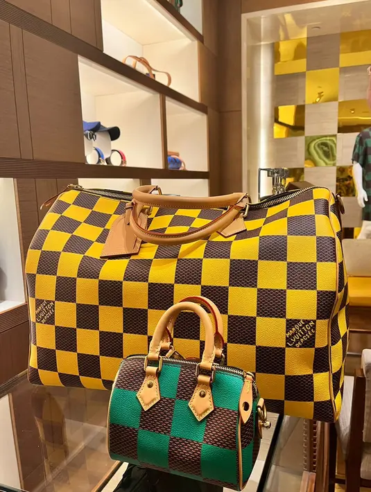 The Speedy bag menjadi salah satu hal yang mencuri perhatian. Tampil dalam motif kotak-kotak berwarna cerah, produk legendaris ini terlihat begitu kekinian. [ Foto: Fimela.com ]