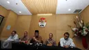 KPK menggelar konferensi pers di Gedung KPK, Jakarta, Selasa (23/6/2015). Ruki mengimbau para tahanan untuk tidak menggunakan isu penistaan agama agar permohonan penanggugan penahanannya diterima KPK. (Liputan6.com/Helmi Afandi)