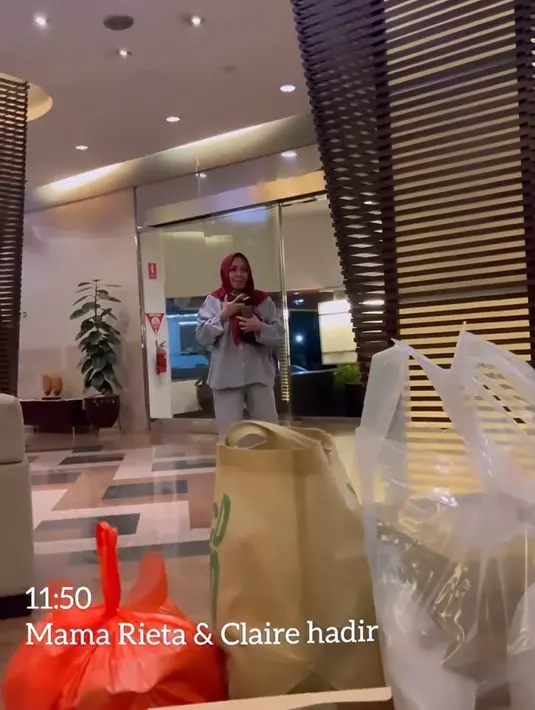 Detik-detik jelang pergantian tahun sahabatnya, ibunda Nagita Slavina itu keluar kamar. Perempuan biasa disapa Mama Rieta itu keluar pada pukul 11.50 WIB. Ia rela keluar malam-malam untuk memberikan kejutan kepada sahabatnya.  [Instagram.com/nicky_astria_real]