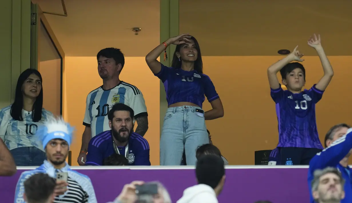 Istri Lionel Messi, Antonela Roccuzzo menyaksikan pemanasan jelang pertandingan semifinal Piala Dunia Qatar 2022 antara Argentina dan Kroasia di Lusail Stadium di Lusail, Doha, Rabu (14/12/2022). Argentina menang atas Kroasia 3-0. (AP Photo/Natacha Pisarenko)
