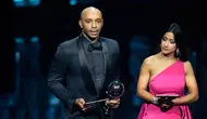 Mantan pemain sepak bola Prancis Thierry Henry menerima penghargaan Pemain Pria Terbaik atas nama Lionel Messi dari Argentina pada FIFA Football Awards 2023 di Eventim Apollo, Hammersmith, London, Inggris, Senin (15/1/2024). (AP Photo/Kirsty Wigglesworth)