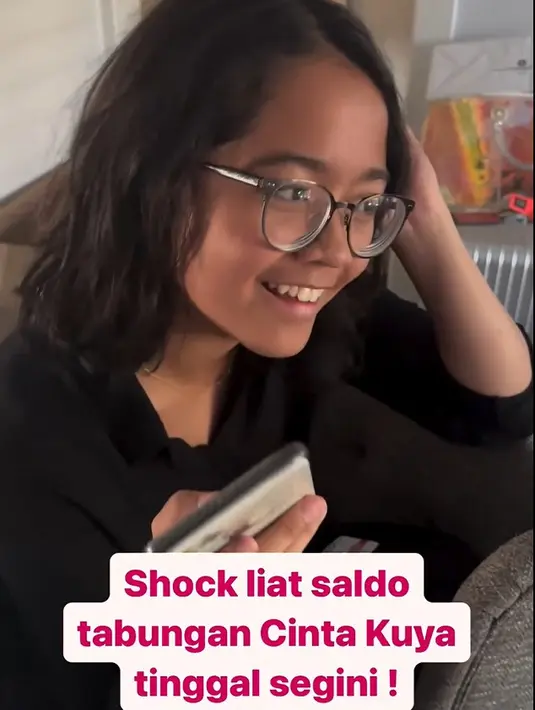 Uya akan mentransfer bila putrinya meminta. "Bilang lah, papa transfer. Ya ampun 3 dolar. Papa transfer Cinta. Minimal kamu 100 dolar di rekening. Lain kali ngomong sama papa, Cin, jangan kayak gitu ah. Kalau nggak ada uang nggak boleh nggak ngomong," kata Uya Kuya. [Instagram/king_uyakuya]