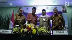 Ketua Baznas Bambang Sudibyo, Gubernur BI Agus Martowardoyo, Ketua Umum MUI Ma'ruf Amin, dan Ketua Badan Wakaf Indonesia (BWI) Mohammad Nuh berpose usai menandatangani MoU di Gedung MUI, Jakarta, Rabu (24/1). (Liputan6.com/Faizal Fanani)