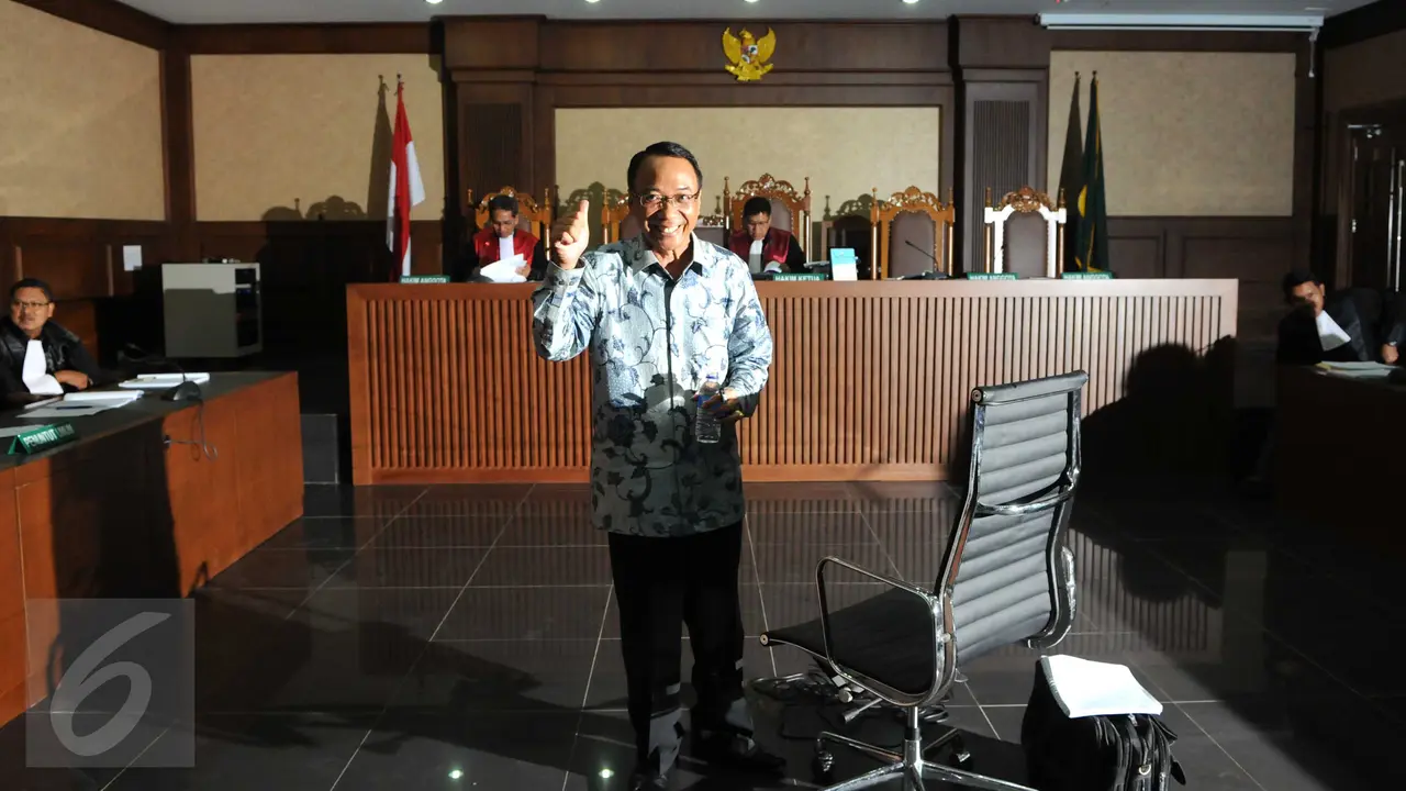 20160209-Senyum Jero Wacik saat Divonis 4 Tahun Penjara dan Ganti Uang Rp 5 Miliar