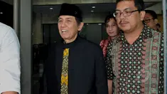 Mantan Ketua BPK, Hadi Poernomo meninggalkan gedung KPK usai menjalani pemeriksaan, Jakarta, Selasa (5/5/2015). Hadi diperiksa sebagai tersangka kasus dugaan korupsi dalam permohonan keberatan pajak yang diajukan oleh BCA. (Liputan6.com/Andrian M Tunay) 