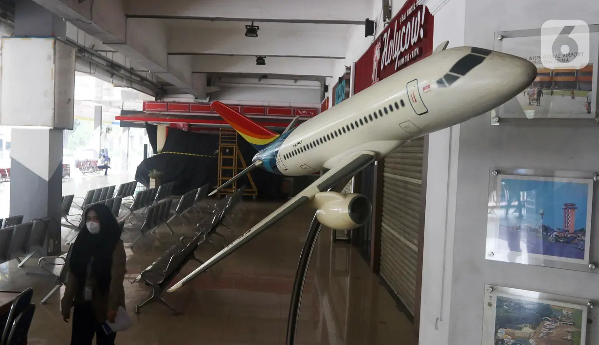 Penumpang berjalan di area Bandara Halim Perdanakusuma, Jakarta, Kamis (1/9/2022). President Director AP II Muhammad Awaluddin mengatakan seluruh fasilitas sisi udara dan sisi darat di Bandara Halim Perdanakusuma sudah siap untuk melayani penerbangan komersial. (Liputan6.com/Herman Zakharia)