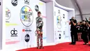 Penyanyi Taylor Swift menghadiri ajang American Music Awards 2018 di Los Angeles, Selasa (9/10). Taylor menyempurnakan penampilannya dengan boots sepaha, anting dan cincin dari Ofira Jewels serta Lorraine Schwartz. (Emma McIntyre/Getty Images/AFP)
