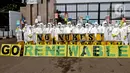 Aktivis Greenpeace saat menggelar aksi damai kreatif menolak energi nuklir di depan Gedung DPR, Jakarta, Jumat (13/3/2020). Aksi ini bagian dari peringatan sembilan tahun bencana Fukushima. (Liputan6.com/Johan Tallo)