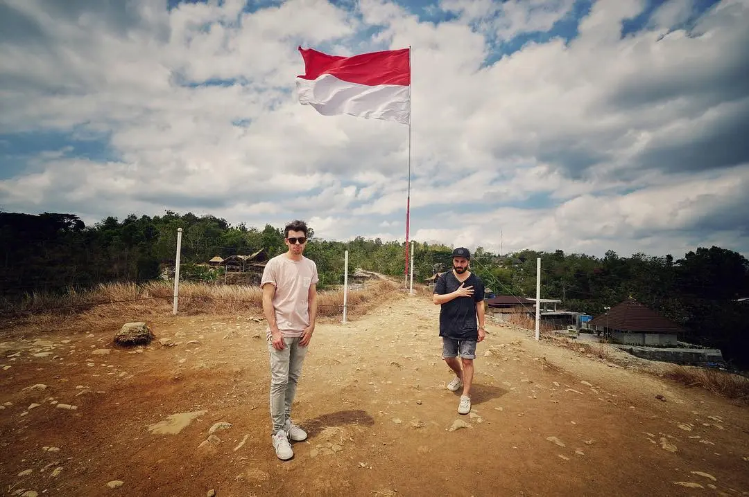 Grup band Amerika Serikat, Cash Cash saat berada di Prambanan, Yogyakarta. (Instagram - @cashcash)