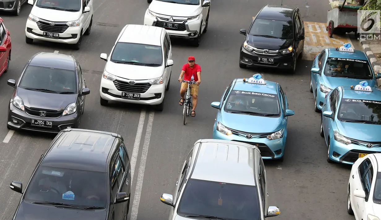 Pengendara sepeda melintasi Jalan MH Thamrin di Jakarta, Sabtu (24/2). Pemprov DKI Jakarta berencana fokus membenahi jalur sepeda di Jalan Sudirman-MH Thamrin. (Liputan6.com/Immanuel Antonius)