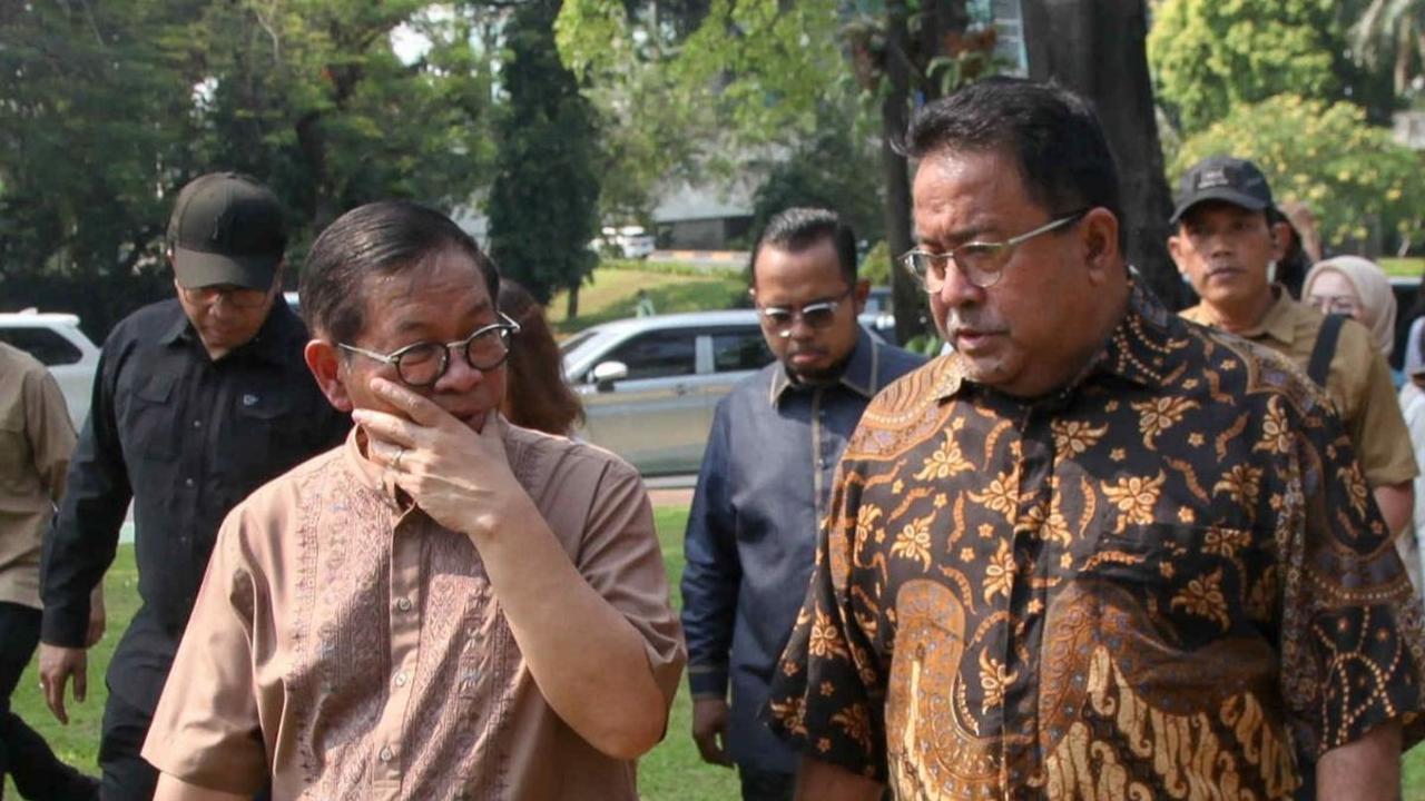 "Jadi saya pas ada di sekitar sini, beliau juga ingin tahu Semanggi. Ya sudah lah kalau gitu kita pas-pasan ke sini saja sudah. Ya kita juga jelaskan beliau ingin tahu juga kan Semanggi kenapa dasarnya," kata Ahok di lokasi, Kamis (19/8/2024). Foto: Liput