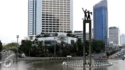 Dinas Pertamanan dan Pemakaman DKI Jakarta berencana menata ulang air mancur Bundaran HI, Jakarta, Minggu (1/11/2015). Perbaikan yang direncakanan pada tahun 2016 ini diperkirakan menelan anggaran hingga Rp 31 miliar. (Liputan6.com/Yoppy Renato)