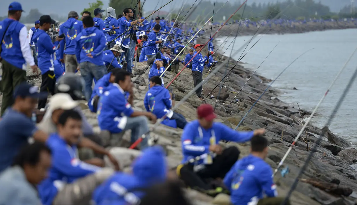 Peserta saat mengambil bagian dalam kompetisi memancing di pantai Banda Aceh (24/11/2019). Banda Aceh Fishing Tournament 2019 dipusatkan di sepanjang jalan tepi laut di kawasan Ulee Lheue dan Gampong Jawa, Banda Aceh, Minggu.  (AFP Photo/Chaideer Mahyuddin)