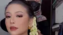 Lewat unggahan terbaru pada 8 Maret 2024, Awkarin tampil bak pengantin Jawa mengenakan kebaya berpayet warna hijau lime dengan potongan boatneck. [@narinkovilda]