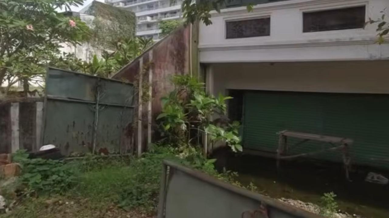 Terendam Air, Potret Rumah Mewah Terbengkalai Milik Koruptor Jadi Tempat Mancing