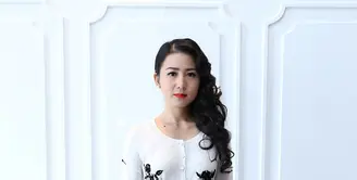 Lipstik merah menyala bukan sekadar tren, tetapi telah dikenal lama oleh perempuan Indonesia karena sudah melekat dalam tradisi. (Galih W Satria/Bintang.com)