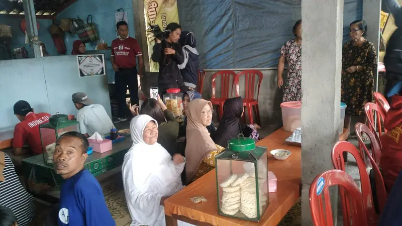 Di Madiun, tim Ditraktir Indosiar singgah di Warung Ibu Ikak.