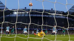 Momen saat penyerang Tottenham Hotspur Son Heung-min mencetak gol pertama ke gawang Manchester City pada leg kedua babak perempat final Liga Champions di Etihad Stadium, Manchester, Inggris, Rabu (17/4). (REUTERS/Phil Noble)