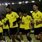 Pemain Timnas Malaysia saat latihan jelang laga kualifikasi Piala Dunia di Lapangan ABC, Senayan, Jakarta, Selasa (3/9). Malaysia akan berhadapan dengan Indonesia. (Bola.com/M Iqbal Ichsan)