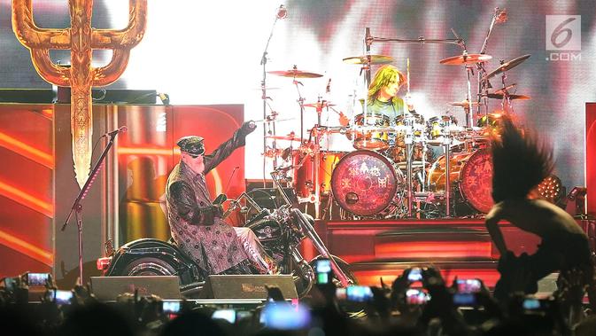 Vokalis Judas Priest, Rob Halford menaiki motor Harley Davidson saat tampil di atas panggung dalam onser perdana di Indonesia di Allianz Eco Park Ancol, Jakarta Utara, Jumat (7/12). (Fimela.com/Bambang E. Ros)