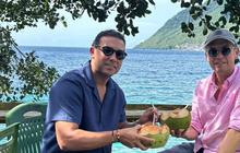 Penampilan Asisten Pelatih Timnas Alex Pastoor & Landzaat Curi Perhatian, Seruput Kelapa di Ternate