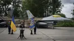 Presiden Ukraina Volodymyr Zelenskyy hari Minggu di lokasi rahasia memamerkan jet tempur F-16 baru yang tiba di Ukraina.  (AP Photo/Efrem Lukatsky)
