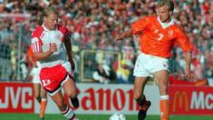 Henrik Larsen (kiri) mencetak 3 gol untuk meraih sepatu emas dan membawa Denmark menjuarai Piala Eropa 1992. (www.squawka.com)
