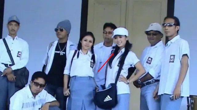 Potret jadul Najwa Shihab bersama geng semasa SMA (Sumber: Instagram/@showimah)