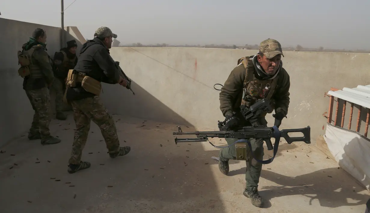 Sejumlah pasukan Irak saat bertempur melawan militan ISIS di wilayah Mosul, Irak (10/1). Pertempuran dengan militan ISIS kembali terjadi saat pasukan Irak sedang melakukan evakuasi warga Mosul. (AP Photo/Khalid Mohammed)