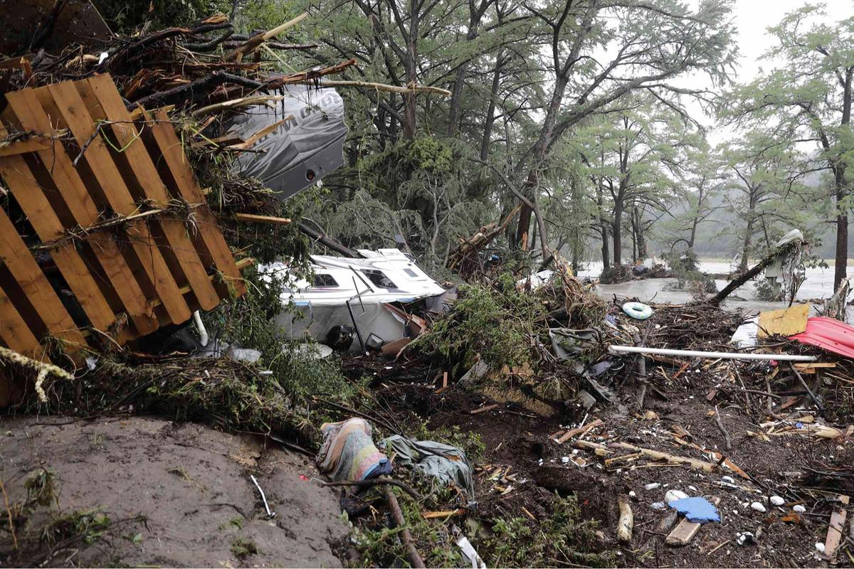 FOTO: Banjir Bandang Terjang Texas, 24 Orang Tewas dan Puluhan Hilang