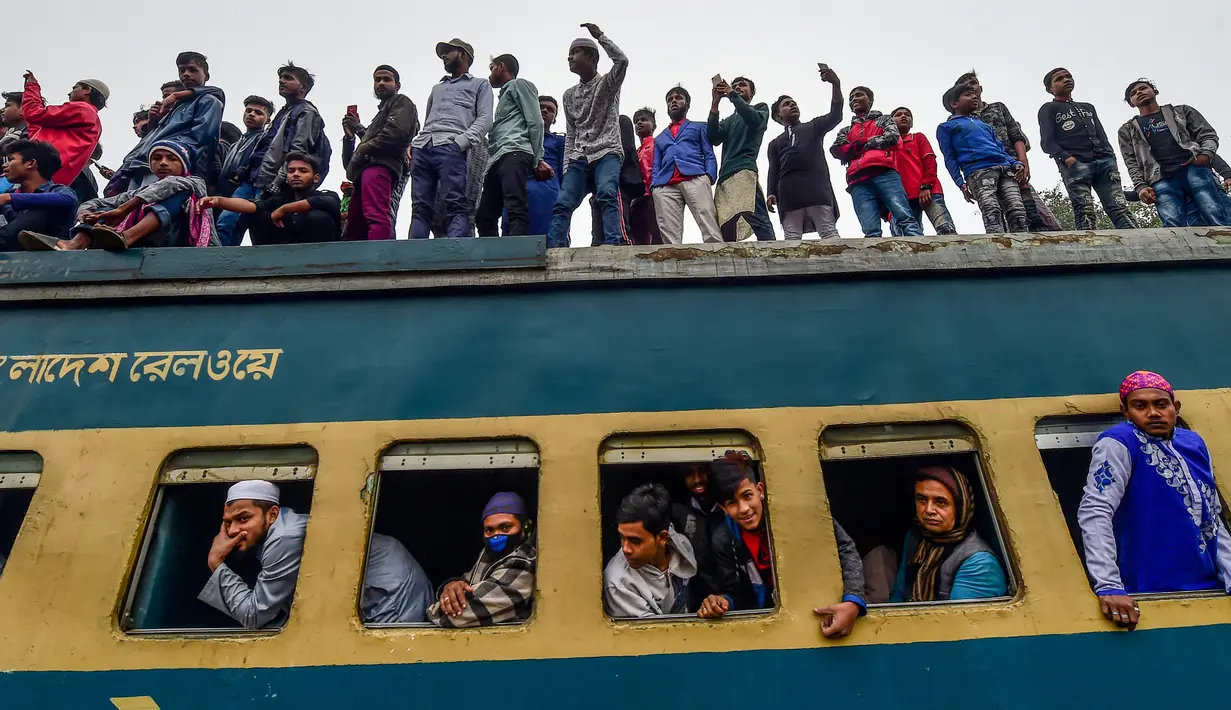 Muslim Bangladesh menggunakan kereta tiba untuk ambil bagian dalam Akheri Munajat (doa terakhir) selama pertemuan Muslim tahunan 'Biswa Ijtema' di Tongi, utara Dhaka, Minggu (12/1/2020). Bishwa Ijtema merupakan merupakan pertemuan terbesar kedua Muslim di dunia setelah haji. (MUNIR UZ ZAMAN/AFP)