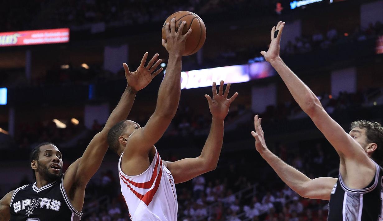 Pebasket San Antonio Spurs, Kawhi Leonard dan Pau Gasol, berusaha menghalau pebasket Houston Rockets, Eric Gordon pada laga Gim 3 semifinal Wilayah Barat di Toyota Center, Jumat (5/5/2017). San Antonio Spurs menang 103-92. (AFP/Ronald Martinez)
