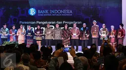 Keluarga pahlawan nasional yang ada dalam uang rupiah baru dengan tahun emisi 2016 berfoto bersama dalam acara peluncuran di Jakarta, Senin (19/12). Peluncuran uang Rupiah ini bertepatan dengan peringatan Hari Bela Nasional. (Liputan6.com/Faizal Fanani)