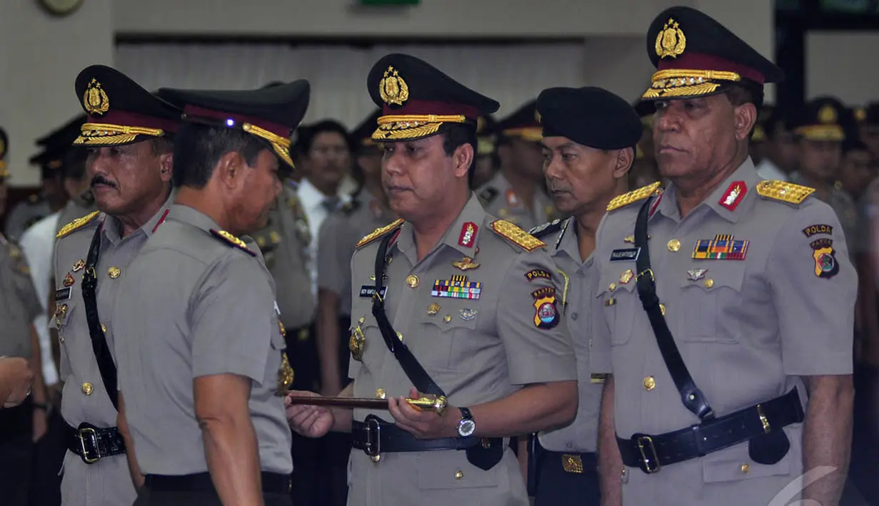 Kapolri Jenderal Sutarman saat menyerahkan tongkat komando kepada Kapolda Banten yang baru, Brigjen Boy Rafli Amar dalam acara sertijab di Mabes Polri, Jakarta, Jumat (9/1/2015). (Liputan6.com/Miftahul Hayat)