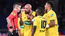 Para pemain FC Nantes melakukan protes kepada wasit saat melawan Paris Saint-Germain (PSG) pada laga semifinal Piala Prancis 2019 di Stadion Parc des Princes, Rabu (3/4). PSG menang 3-0 atas FC Nantes. (AFP/Anne-Christine Poujoulat)