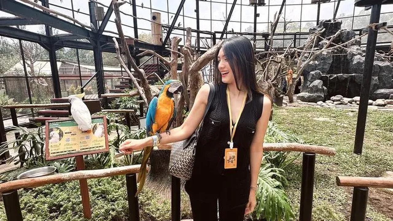 Penampilan Anissa Aziza sukses bikin salfok para netizen. Penampilannya dipuji cantik.<br>