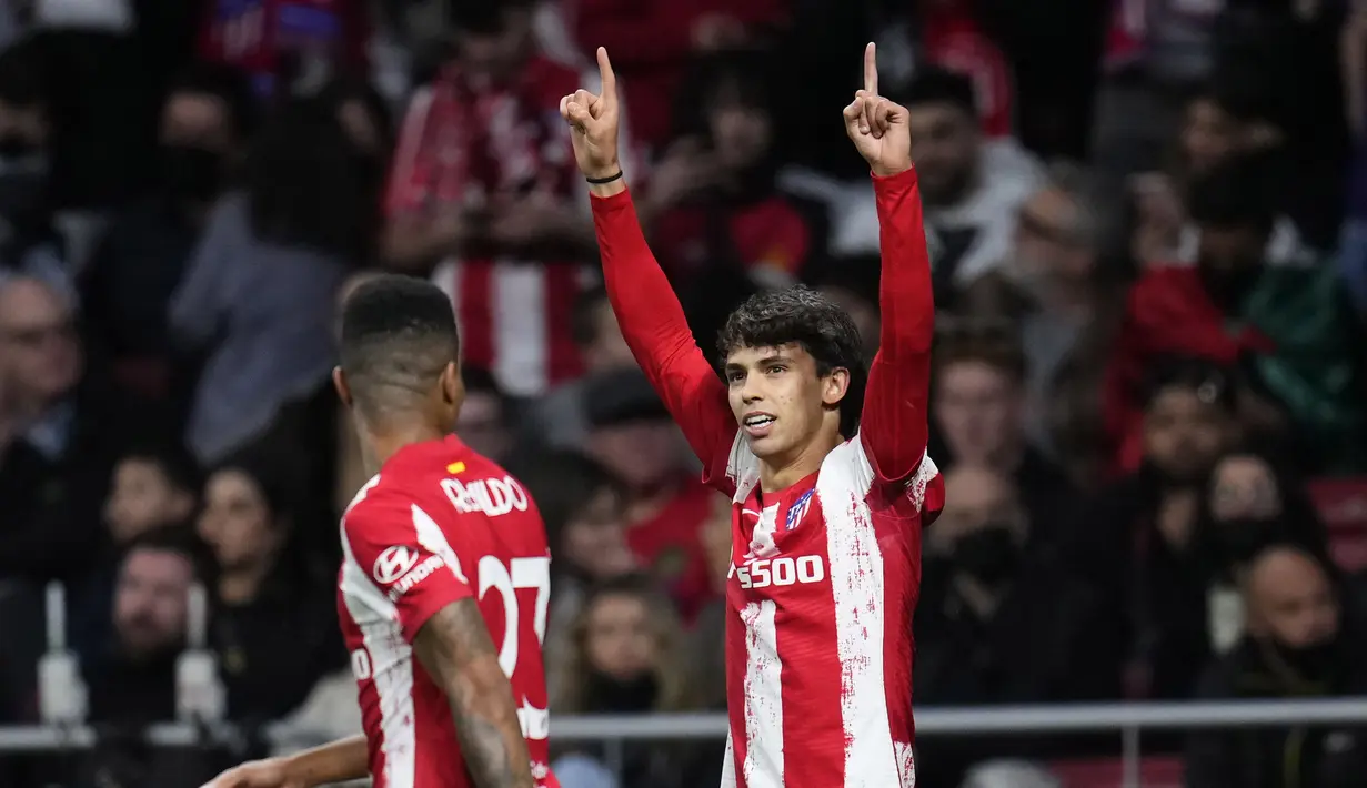 Penyerang Atletico Madrid, Joao Felix melakukan selebrasi usai mencetak gol ke gawang Manchester United pada pertandingan leg pertama babak 16 besar Liga Champions di Stadion Wanda Metropolitano, Kamis (24/2/2022). Atletico bermain imbang atas Manchester United 1-1. (AP Foto/Manu Fernandez)