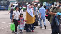 Calon pemudik berjalan di Terminal Kalideres, Jakarta Barat, Kamis (30/7/2020). Libur Idul Adha dimanfaatkan banyak masyarakat untuk mudik ke kampung halaman. (Liputan6.com/Angga Yuniar)