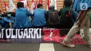 Sejumlah mahasiswa yang tergabung dalam Front Millenial Jabodetabek melakukan aksi unjuk rasa di Jalan Kuningan Persada sekitar Gedung KPK, Jakarta, Kamis (9/12/2021). Aksi mereka untuk memperingati Hakordia 2021 dengan menyuarakan keprihatinan atas lemahnya KPK. (Liputan6.com/Helmi Fithriansyah)