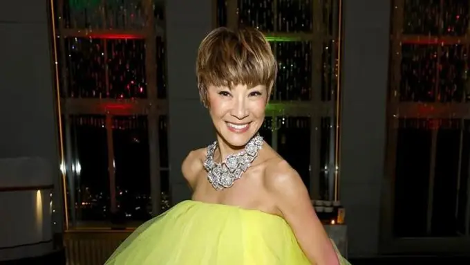 Transformasi Dramatis Michelle Yeoh Tampil dengan Rambut Pixie Cut di Premiere Wicked: For Good