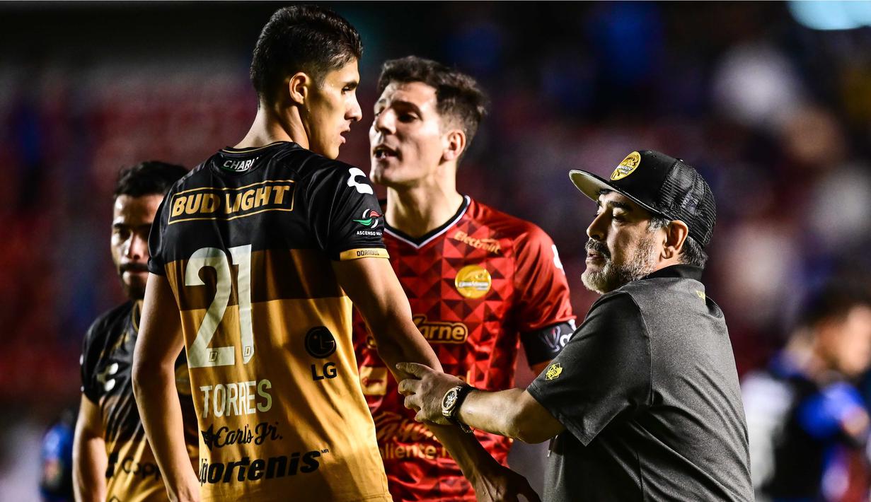 Maradona berusaha melerai pemain asuhannya yang terlibat adu mulut dengan pemain klub Gallos de Queretaro. ( AFP / Ronaldo Schemidt )