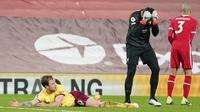 Kiper Liverpool, Alisson Becker kecewa setelah aksinya menjatuhkan striker Burnley, Ashley Barnes diganjar hukuman tendangan penalti oleh wasit Mike Dean dalam laga lanjutan Liga Inggris 2020/21 di Anfield Stadium, Kamis (21/1/2021). Liverpool kalah 0-1 dari Burnley. (AFP/Jon Super/Pool)