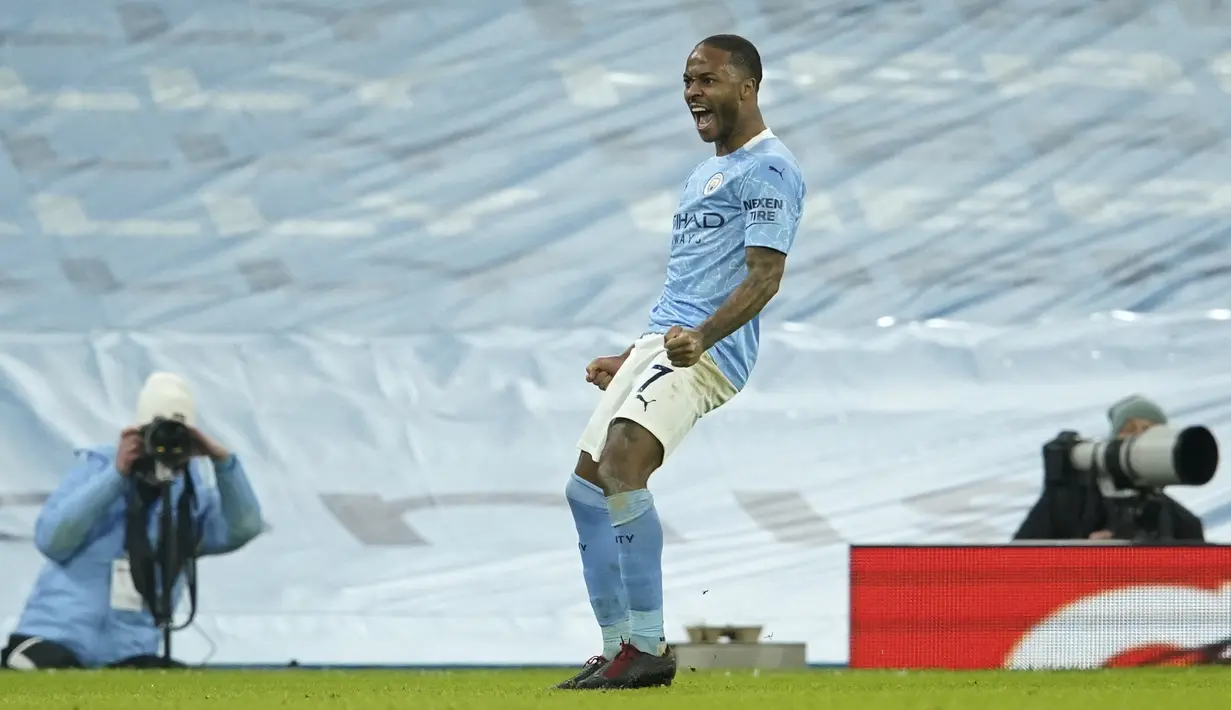 Penyerang Manchester City, Raheem Sterling berselebrasi usai mencetak gol ke gawang Crystal Palace pada pertandingan lanjutan Liga Inggris di Stadion Etihad, Senin (18/1/2021). City unggul satu angka dari juara bertahan Liverpool. (AP Photo/Dave Thompson, Pool)