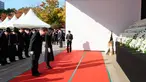 Presiden Korea Selatan Yoon Suk-yeol dan istrinya Kim Keon-hee memberikan penghormatan untuk para korban tragedi Halloween Itaewon di altar peringatan bersama di Seoul Square, Seoul, Korea Selatan, Senin (31/10/2022). Tragedi Halloween Itaewon menewaskan lebih dari 150 orang dan menjadi bencana terburuk Korea Selatan dalam beberapa tahun. (Ahn Jung-hwan/Yonhap via AP)